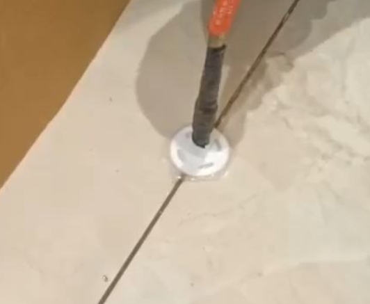 望江瓷砖空鼓维修公司专业解答瓷砖在铺贴过程中，如果没有涂抹均匀到位的粘结材料（如水泥砂浆或瓷砖胶），可能会导致以下问题